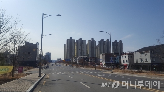 춘천지하쇼핑몰 내부 모습. 오른쪽에 '점포정리'라는 글귀가 눈에 띈다./사진= 박미주 기자