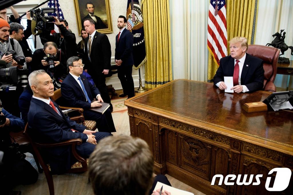 (워싱턴 AFP=뉴스1) 우동명 기자 = 도널드 트럼프 미국 대통령이 지난달 31일(현지시간) 워싱턴 백악관에서 미중 고위급 무역협상을 위해 방문한 류허 부총리 등 중국 대표단을 만나고 있다. 류 부총리는 이날 시진핑 중국 국가주석의 친서를 전달했으며, 트럼프 대통령은 이에 대해 "아름다운 친서"라고 화답하며 2월말 북미 정상회담 직후 시 주석과 정상회담을 통해 무역협상을 마무리 짓겠다고 밝혔으나 뒤로 미뤄졌다. © AFP=뉴스1 <저작권자 © 뉴스1코리아, 무단전재 및 재배포 금지>