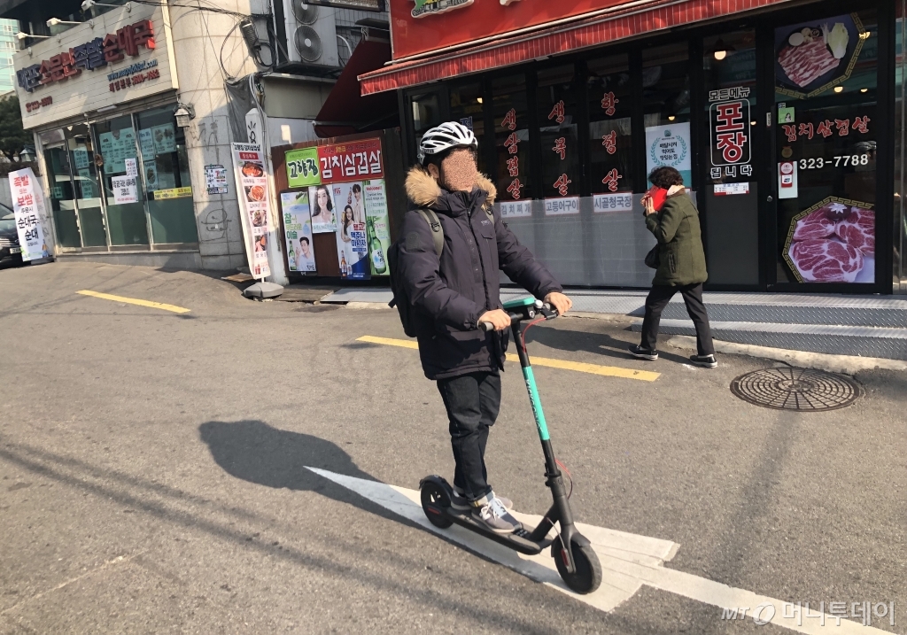 전동 킥보드를 타고 있는 기자. /사진=시민 촬영