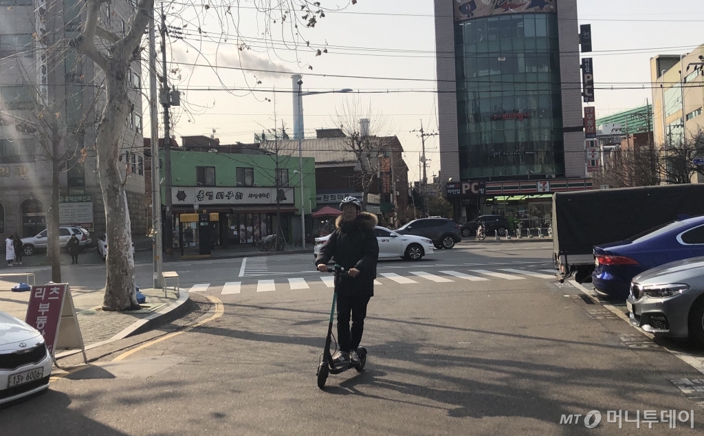 도로에서 위험하게 역주행을 하고 있는 킥보드 운전자./사진=김건휘 인턴기자