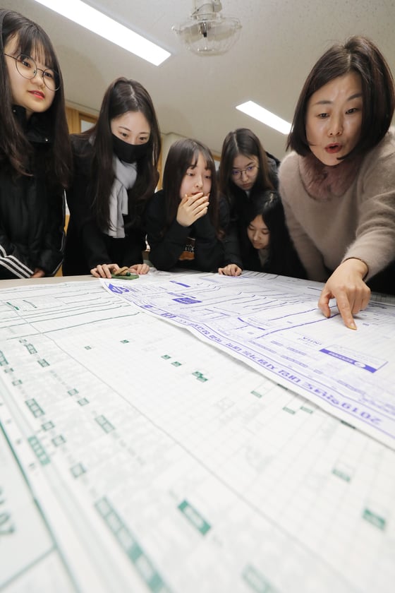 2019학년도 대학수학능력시험 성적표가 배부된 지난해 12월5일 대구 수성구 범어동 대구여고 3학년 교실에서 학생들이 담임교사와 배치표를 살펴보고 있다./사진=뉴스1