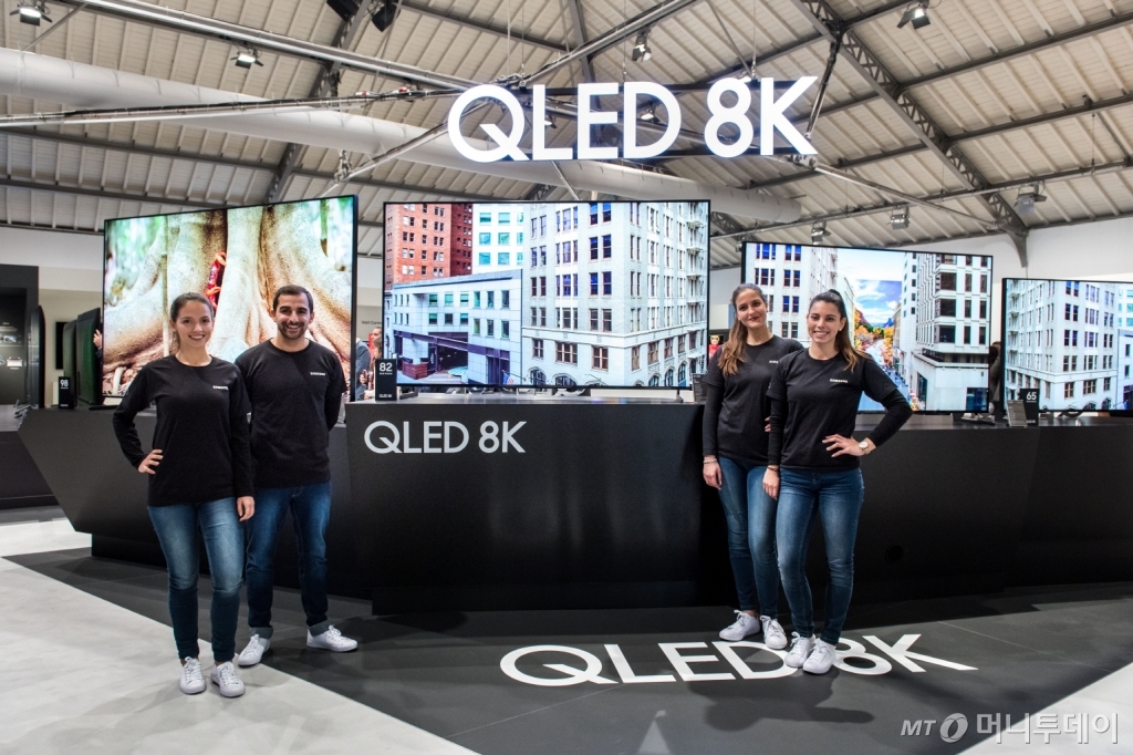 삼성전자 모델들이 'QLED 8K 사이니지'를 소개하고 있다./사진제공=삼성전자