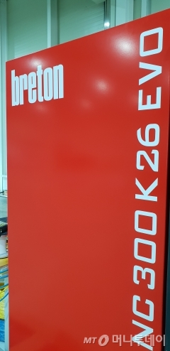 세라믹 가공센터에 세팅이 완료된 전용가공장비. 현대리바트는 장비의 브랜드명 외에는 가공센터 어느곳도 촬영을 허락하지 않았다.