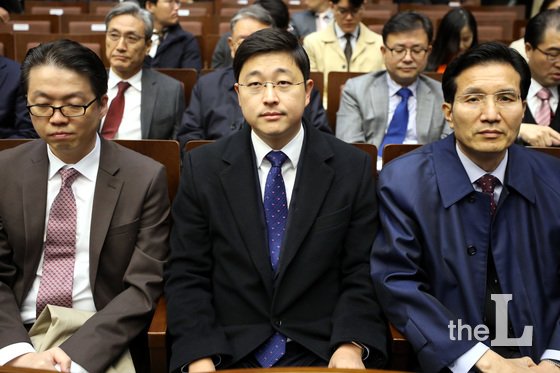 현역병 입영을 거부해 병역법 위반으로 기소된 '여호와의 증인' 오승헌(가운데)씨가 상고심 판결을 받기 위해 1일 오전 서울 서초동 대법원 대법정에 출석해 자리에 앉아 있다. 대법원은 이날 종교·양심적 병역거부에 대해 인정 판결을 내렸다.2018.11.1/뉴스1  <저작권자 © 뉴스1코리아, 무단전재 및 재배포 금지>