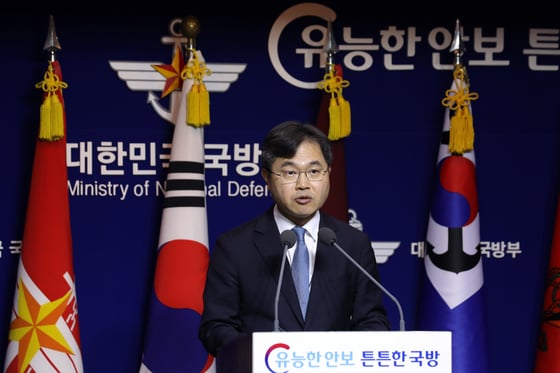 이남우 국방부 인사복지실장이 지난해 12월 28일 오전 서울 용산구 국방부 브리핑룸에서 '대체역의 편입 및 복무 등에 관한 법률안'을 발표하고 있는 모습 / 사진 = 뉴스1