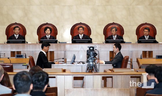 김명수 대법원장과 대법관들이 현역병 입영을 거부해 병역법 위반으로 기소된 '여호와의 증인' 신도 오모씨의 상고심 판결을 선고하기 위해 지난해 11월1일 오전 서울 서초동 대법원 대법정에 들어서서 자리에 앉아 있다./사진=뉴스1