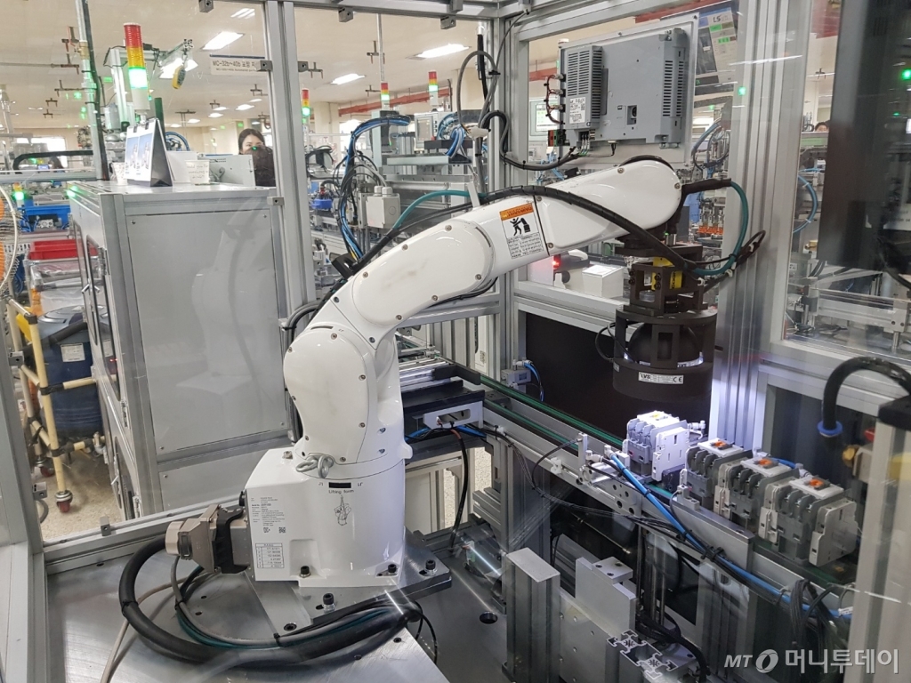 청주시 흥덕구 일반산업단지에 위치한 {LS산전} 제1사업장에서 로봇 팔이 개폐기 외관검사를 진행하고 있는 모습/사진=이정혁 기자