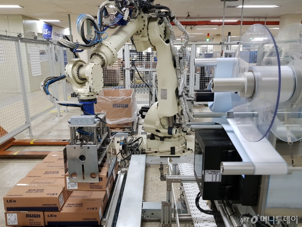 청주시 흥덕구 일반산업단지에 위치한 {LS산전} 제1사업장에서 로봇 팔이 파레트에 수출용 제품을 적재하고 있는 모습/사진=이정혁 기자