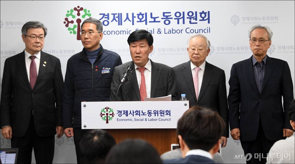 이철수 경제사회노동위원회 노동시간제도개선위원장이 19일 오후 서울 종로구 경사노위 브리핑실에서 탄력근로제 확대 합의안을 발표하고 있다. /사진=김창현 기자