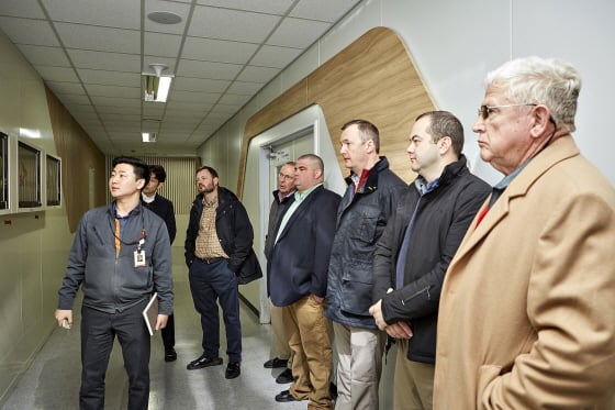 톰 크로우 미국 조지아주 잭슨카운티 의장(사진 우측 첫번째)과 조지아주 지방정부 관계자들이 SK이노베이션 서산 공장에서 배터리 생산 현황에 대한 설명을 듣고 있다./사진=SK이노베이션