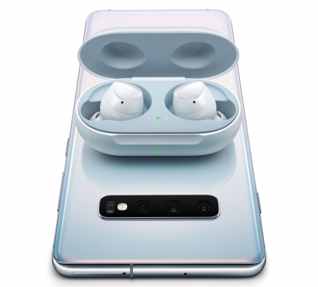 갤럭시S10 무선 배터리 공유 기능을 통해 갤럭시 버즈를 충전하는 모습 /사진=삼성전자