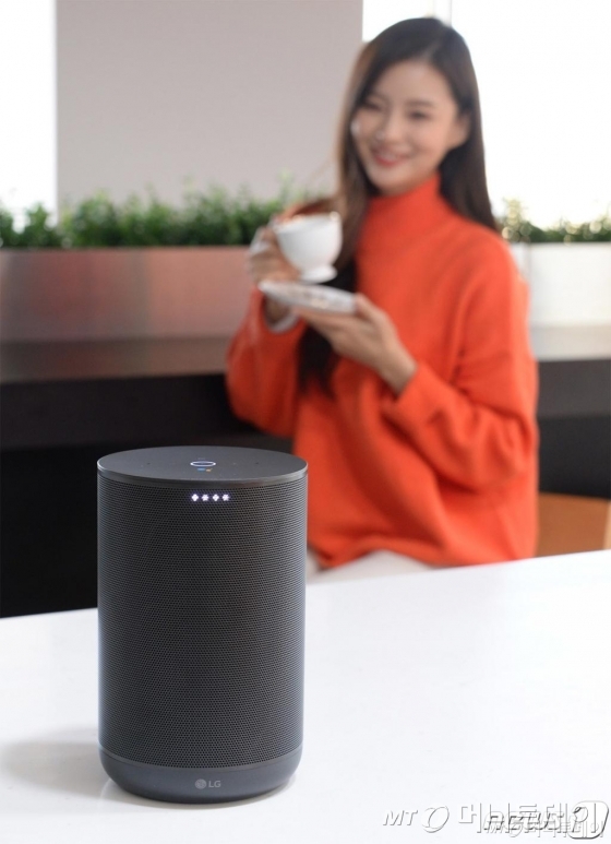 LG전자가 21일 프리미엄 인공지능 스피커 ‘LG 엑스붐 AI 씽큐(ThinQ)(모델명:WK7)’를 국내 출시했다. LG전자의 독자적인 오디오 기술뿐만 아니라 영국 명품 오디오 브랜드 ‘메리디안 오디오(Meridian Audio)’의 뛰어난 기술을 더해 최상의 사운드를 구현한다. LG 엑스붐 AI 씽큐 사용자는 가수의 음성을 깨끗하게 들을 수 있는 ‘목소리 보정(Clear Vocal) 모드’와 풍부한 중저음을 강화할 수 있는 ‘저음 강화(Enhanced Bass) 모드’를 선택할 수 있다. /사진=뉴스1