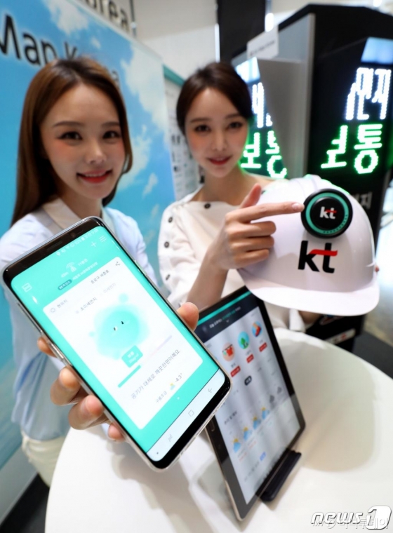18일 오전 서울 광화문 KT 스퀘어에서 열린 KT 에어 맵 코리아 프로젝트 간담회에서 모델들이 미세먼지 상황을 쉽게 확인할 수 있는 애플리케이션을 소개하고 있다. KT는 에어맵 플랫폼과 빅데이터 분석을 결합해 맞춤형 미세먼지 확산 패턴 분석 및 저감 솔루션 등을 제공한다고 밝혔다. 한편 KT는 지난해 12월부터 UN환경계획과 손잡고 에어맵 코리아 프로젝트의 글로벌 확산을 추진하고 있다./사진=뉴스1