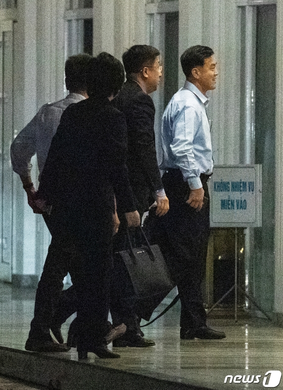 (하노이(베트남)=뉴스1) 성동훈 기자 = 김혁철 북한 국무위원회 대미특별대표(오른쪽 두번째)와 김성혜 통일전선부 통일책략실장이 20일 오후 숙소인 베트남 하노이의 정부게스트하우스(영빈관)에 들어서고 있다.   김 특별대표는 스티븐 비건 국무부 대북특별대표를 비롯한 미국 대표단과 만나 정상회담 의제를 둘러싼 협상을 벌일 예정이다. 2019.2.20/뉴스1  <저작권자 © 뉴스1코리아, 무단전재 및 재배포 금지>