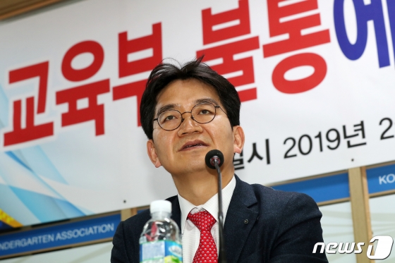 이덕선 한국유치원총연합회 이사장이 21일 서울 용산구 한유총 사무실에서 열린 '교육부 불통에 대한 한유총 입장 발표'기자회견에서 취재진의 질문에 답하고 있다./ 사진=뉴스1
