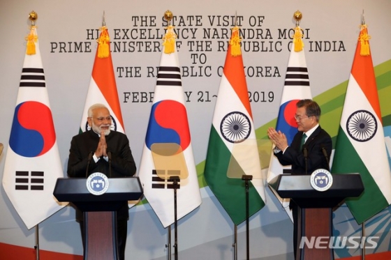 【서울=뉴시스】박진희 기자 = 문재인 대통령이 국빈 방한중인 나렌드라 모디 인도 총리와 22일 청와대 본관에서 공동기자회견을 마친 뒤 박수를 치고 있다. 2019.02.22.   pak7130@newsis.com  <저작권자ⓒ 공감언론 뉴시스통신사. 무단전재-재배포 금지.>
