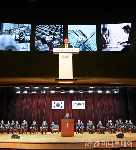확 바뀐 현대차그룹 시무식 모습. 올해(위)는 정의선 현대차그룹 수석부회장이 1월 2일 그룹 시무식을 주재하면서 신년사를 프레젠테이션 방식으로 발표하고 있다. 그룹을 총괄하는 역할에 맞게 자동차 부품, 철강, 건설, 금융 등의 영상이 펼쳐져 있다. 지난해(아래)에는 계열사 별로 시무식이 열렸고, 윤여철 현대차 부회장이 현대차 시무식을 주재했다./사진제공=현대차그룹