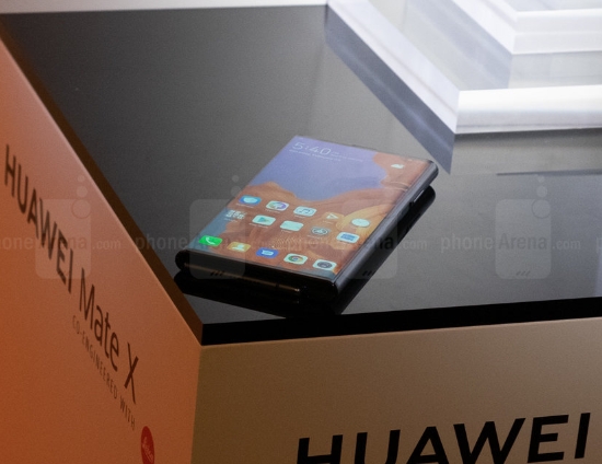 화웨이 5G 폴더블폰 '메이트X'의 접힌 상태의 전면 /사진=폰아레나