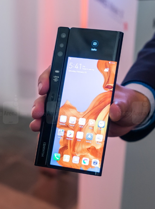 화웨이 5G 폴더블폰 '메이트X'의 접힌 상태의 후면 /사진=폰아레나