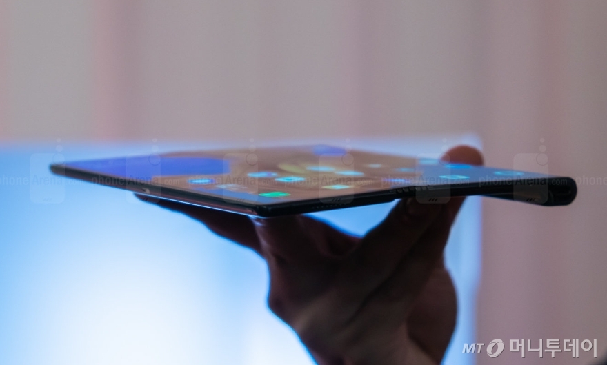 화웨이 5G 폴더블폰 '메이트X'의 펼쳐진 옆 모습 /사진=폰아레나