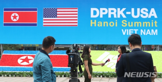 【하노이(베트남)=뉴시스】고승민 기자 = 제2차 북미정상회담을 3일 앞둔 24일 오전(현지시각) 베트남 하노이 국제미디어센터(IMC)에서 현지 언론이 인터뷰를 하고 있다. 2019.02.24.  kkssmm99@newsis.com  <저작권자ⓒ 공감언론 뉴시스통신사. 무단전재-재배포 금지.>