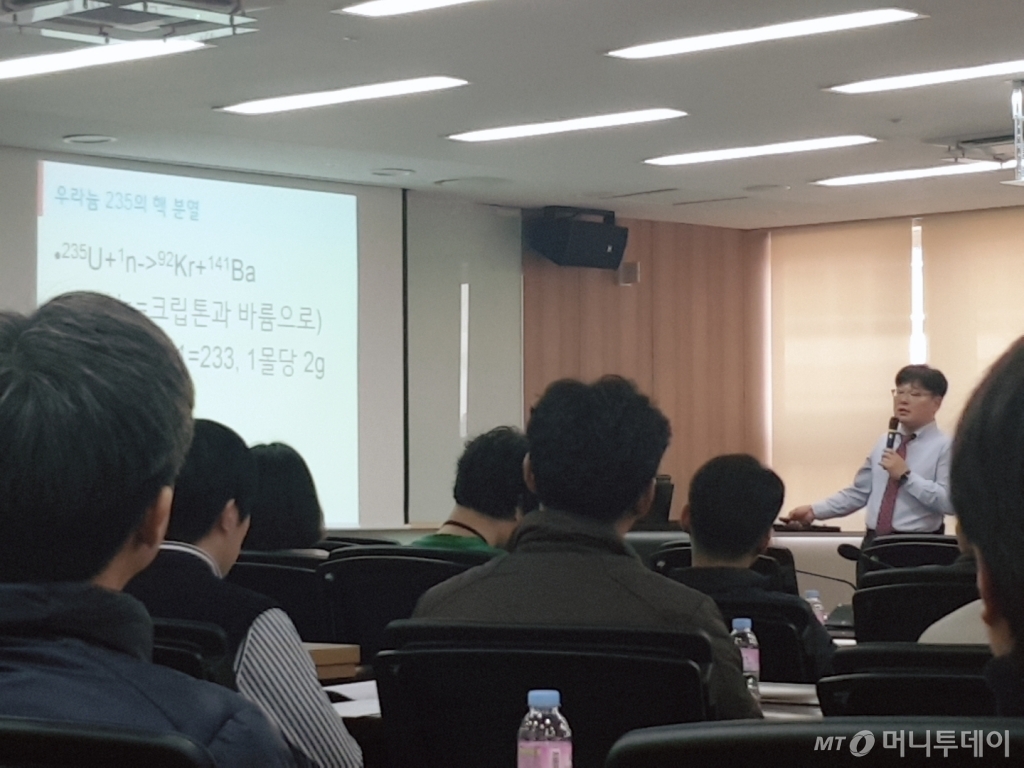 오동희 머니투데이 부국장 겸 사회부장이 25일 정부세종청사에서 열린 '산업통상자원부 에너지아카데미'에 참석해 산업부 공무원들을 상대로 '한국의 수소사회 진출 과제'에 대해 강연하고 있다./사진=권혜민 기자