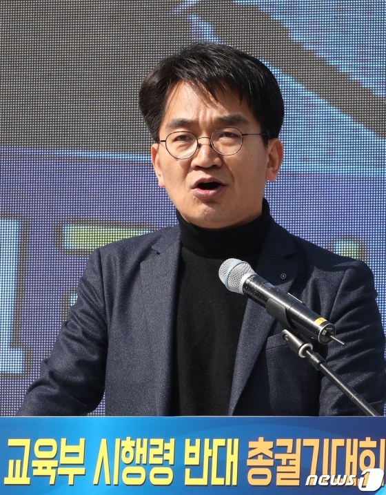 사립유치원 원장·설립자 단체인 한국유치원총연합회(한유총) 소속 원장, 교사 등 관계자들이 25일 오후 서울 여의도 국회의사당 앞 도로에서 열린 '교육부 시행령 반대 총궐기대회'에서 손팻말을 들고 구호를 외치고 있다./ 사진=이동훈 기자