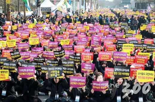 사립유치원 원장·설립자 단체인 한국유치원총연합회(한유총) 소속 원장, 교사 등 관계자들이 25일 오후 서울 여의도 국회의사당 앞 도로에서 열린 '교육부 시행령 반대 총궐기대회'에서 구호를 외치고 있다. /사진=이동훈 기자