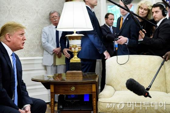 도널드 트럼프 미국 대통령이 2일(현지시간)  워싱턴 백악관에서 마르크 뤼테 네덜란드 총리와 정상회담을 하기 전에 기자들과 얘기를 하고 있다. 트럼프 대통령은 이날 "유럽과 무역 협상이 이뤄질 수있다면 긍정적이겠지만, 그렇지 못해도 긍정적이다"고 말했으며, WTO에 대해서도 “미국을 적절하게 대우하지 않는다면 우리는 뭔가 하게 될 것이다"고 비판했다.2018.07.03 /AFP=뉴스1