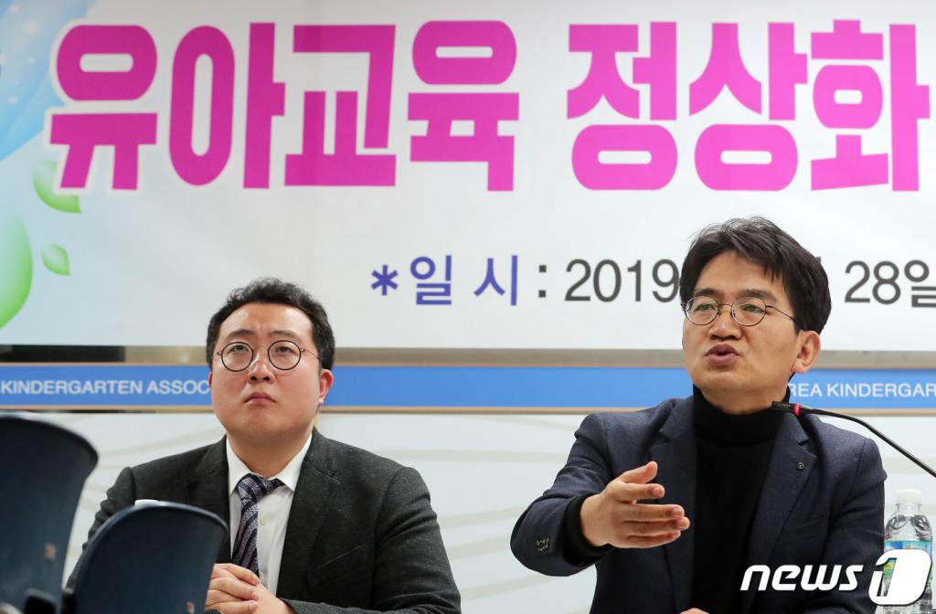 이덕선 한국유치원총연합회 이사장이 28일 오후 서울 용산구 한유총 사무실에서 '유아교육 정상화를 위한 한유총 입장 발표' 기자회견에서 취재진 질문에 답변하고 있다./사진=뉴스1