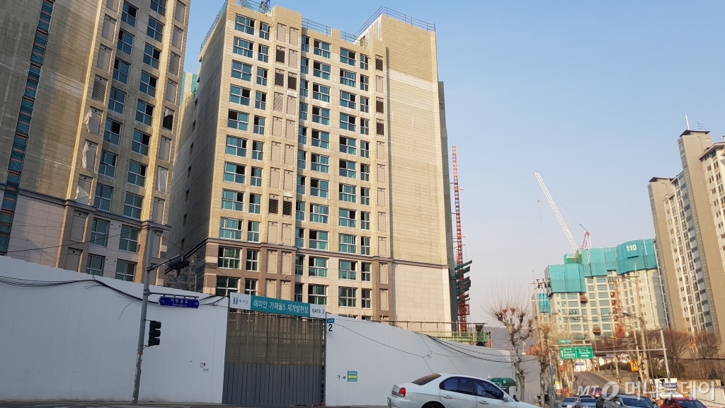 가재울뉴타운 내 아파트 공사가 한창이다./사진= 박미주 기자