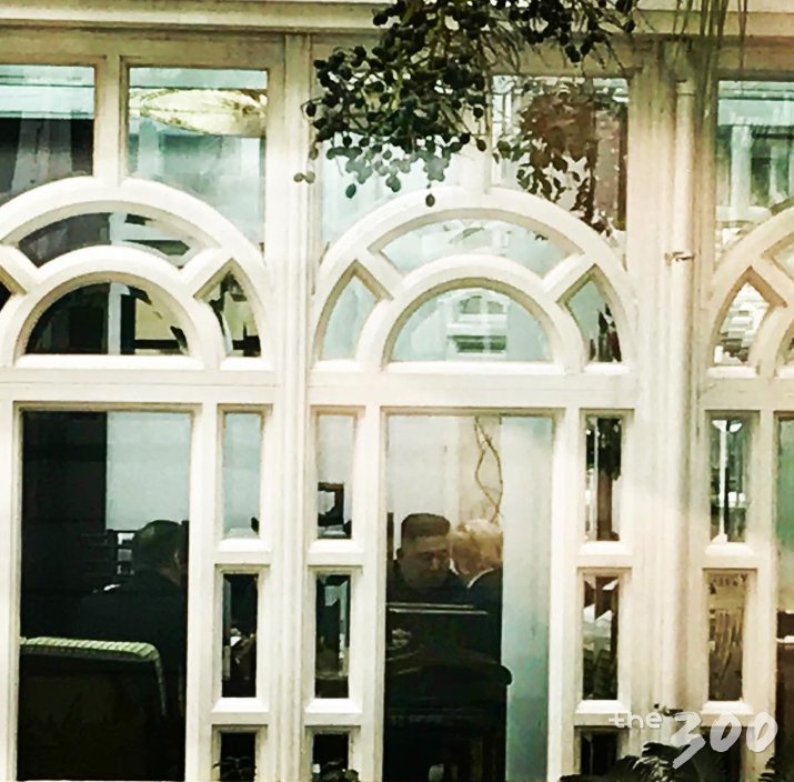 창틈 사이로 보이는 김정은 북한 국무위원장과 도널드 트럼프 미국 대통령/출처=사라 샌더스 백악관 대변인 인스타그램