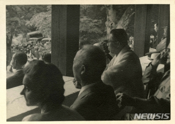1946~1947년경 이승만 대통령 부부(왼쪽 첫 번째와 두 번째)와 ,김구(오른쪽에서 두 번째) 선생이 한 행사에 참석해 함께 관람하고 있다. 이 사진은 노블 목사의 쌍둥이 아들 중 그랜노블(Glenn Noble)의 앨범에 소장되어 있다. (현지시간) 3월 1일 샌프란시스코 대한민국 총영사관(박준용 총영사)에 약 한 달간 전시될 예정이다./사진=뉴시스