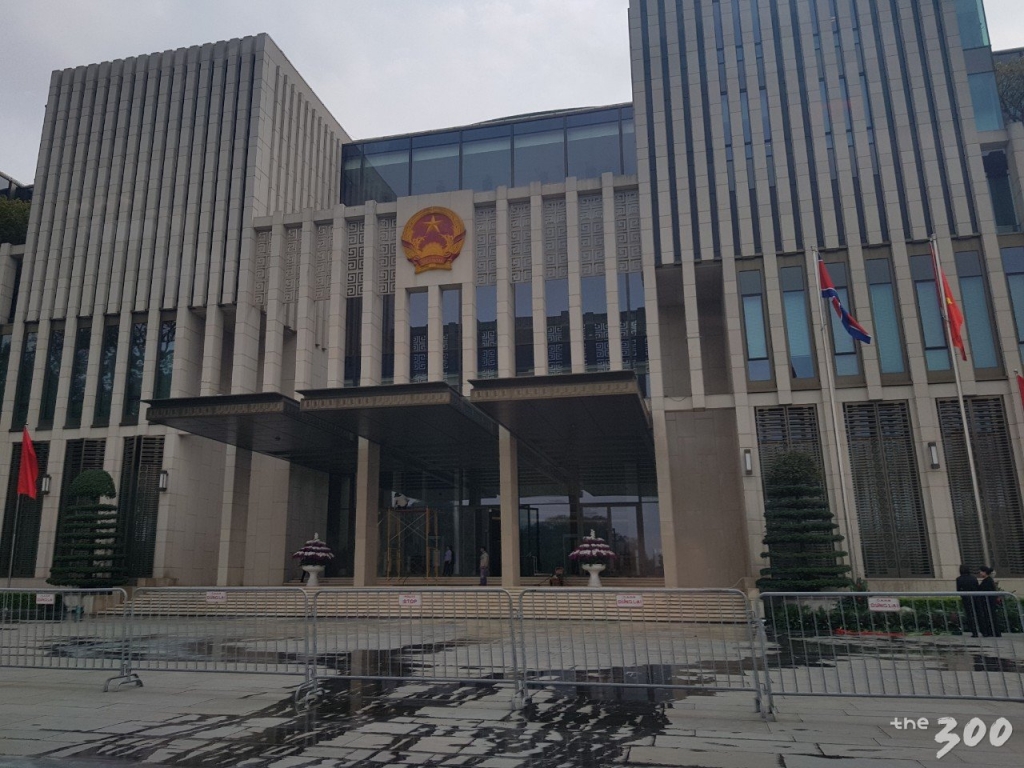 1일(현지시간) 오전 베트남 하노이 국회 앞에 북한 인공기가 걸려 있다./사진=김평화 기자