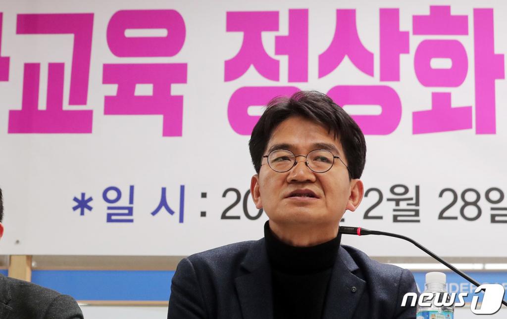 이덕선 한국유치원총연합회 이사장이 지난달 28일 서울 용산구 한유총 사무실에서 기자회견에서 취재진 질문에 답변하고 있다./사진=뉴스1