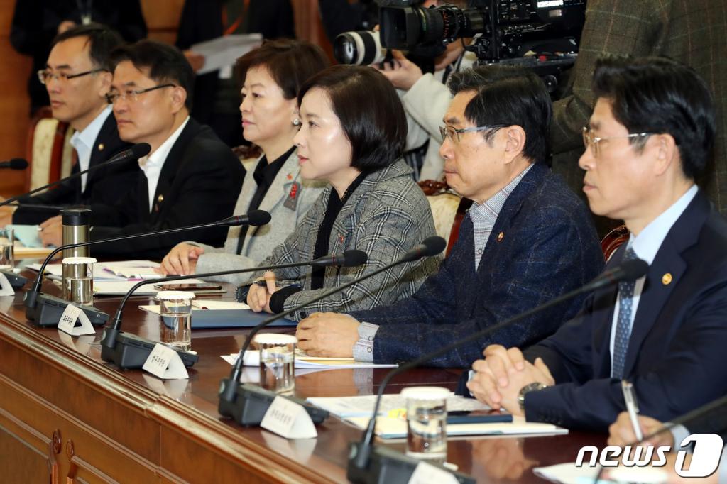 2일 오전 정부서울청사에서 열린 사립유치원단체 한국유치원총연합회(한유총)의 ‘개학연기 투쟁’과 관련한 긴급 관계부처·지자체 회의에서 유은혜 부총리를 비롯한 참석자들이 이낙연 총리의 발언을 듣고 있다./사진=뉴스1