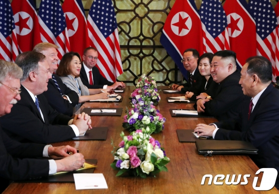 도널드 트럼프 미국 대통령과 김정은 북한 국무위원장이 28일(현지시간) 베트남 하노이 소피텔 레전드 메트로폴 호텔에서 마이크 폼페이오 국무장관, 김영철 노동당 부위원장을 시키고 확대 정상회담을 하고 있다. © 로이터=뉴스1 <저작권자 © 뉴스1코리아, 무단전재 및 재배포 금지>