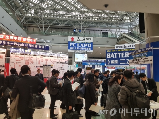 지난달 27일 일본 도쿄 빅사이트에서 열린 FC엑스포 입구 현장 모습. 왼쪽에는 붉은색 표로 내년 참가 업체 예약현황을 보여주고 있다./사진=장시복 기자(도쿄)