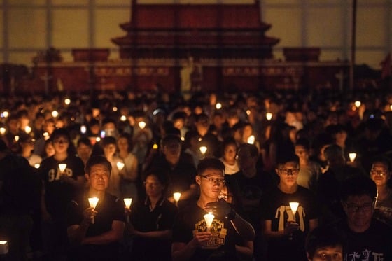 지난해 6월 4일(현지시간) 베이징 톈안먼 민주화 시위 29주년을 맞아 홍콩 빅토리아 공원에서 수만명이 참석한 대규모 추모 촛불집회가 열리고 있다. 홍콩에서는 톈안먼 시위 다음 해인 1990년부터 해마다 유혈 진압 희생자들을 추모하는 촛불집회가 열리고 있다. © AFP=뉴스1 <저작권자 © 뉴스1코리아, 무단전재 및 재배포 금지>