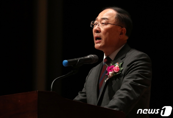 홍남기 경제부총리 겸 기획재정부 장관이 4일 오전 서울 강남구 코엑스에서 열린 제53회 납세자의 날에서 치사를 하고 있다. /사진=뉴스1