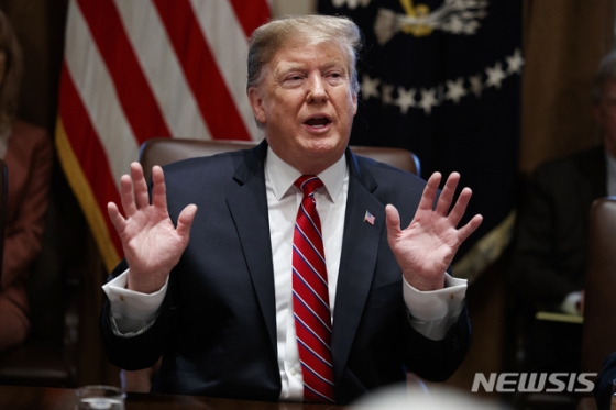 【워싱턴=AP/뉴시스】도널드 트럼프 미국 대통령이 12일(현지시간) 워싱턴 백악관에서 각료회의 중 발언하고 있다. 2019.02.13  <저작권자ⓒ 공감언론 뉴시스통신사. 무단전재-재배포 금지.>