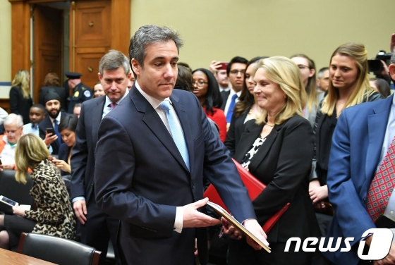 (워싱턴 AFP=뉴스1) 우동명 기자 = 도널드 트럼프 미국 대통령의 전 개인 변호사 마이클 코언이 27일(현지시간) 워싱턴 하원 감독개혁위원회 청문회에서 공개 증언을 하기위해 도착하고 있다. 코언은 이날 트럼프 대통령이 베트남전 징집을 회피하기 위해 의료기록을 조작했고, 지난 대선에서 힐러리 클린턴 후보 측 이메일 해킹 사건 계획을 인지하고 있었으며, 과거 10년 동안  의원들에게 500여차례의 협박을 가하도록 시켰다고 밝히며, 그를 향해 "인종차별주의자, 협잡꾼, 사기꾼"이라고 독설을 퍼부었다.  © AFP=뉴스1  <저작권자 © 뉴스1코리아, 무단전재 및 재배포 금지>