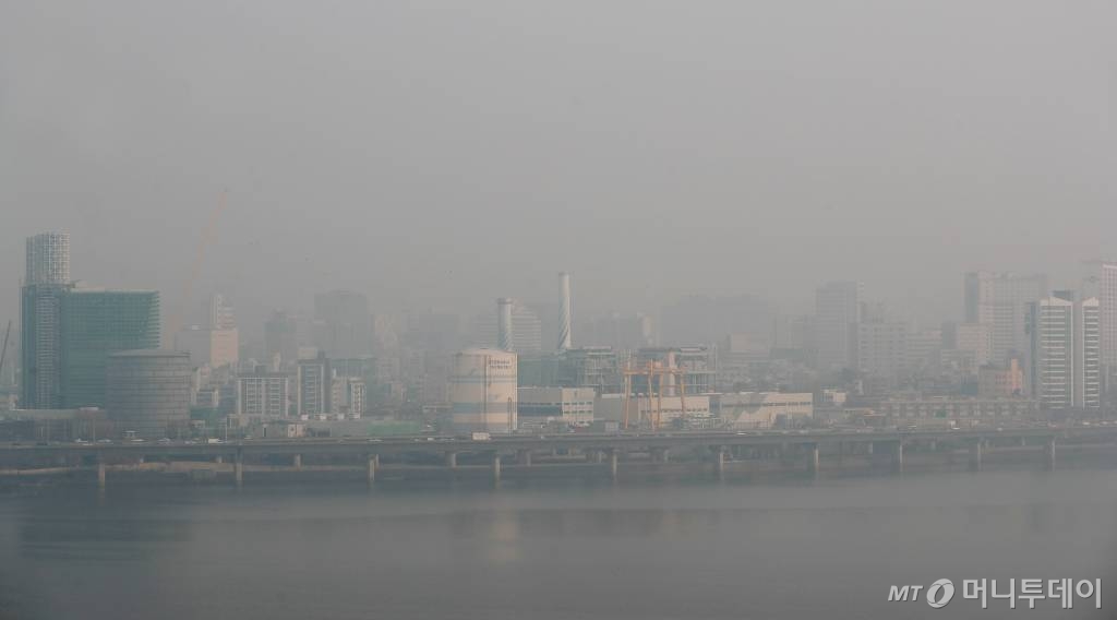 서울을 비롯한 전국 9개 시·도에 미세먼지 비상저감조치가 내려진 지난 4일 서울 여의도 일대가 뿌옇게 보인다./사진=이동훈 기자