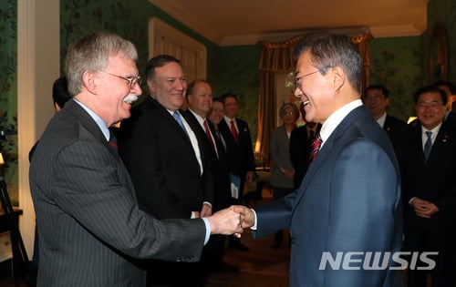 【워싱턴(미국)=뉴시스】문재인 대통령이 22일 오전(현지시각) 미국 워싱턴 영빈관에서 마이크 폼페이오 국무장관과 존 볼튼 백악관 국가안보보좌관을 접견하고 있다. 2018.05.23. (사진=청와대 제공)  photo@newsis.com   <저작권자ⓒ 공감언론 뉴시스통신사. 무단전재-재배포 금지.>