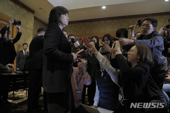 【하노이=AP/뉴시스】최선희 북한 외무성 부상이 1일 베트남 하노이 멜리아 호텔에서 긴급기자회견을 열어 2차 북미 정상회담 결렬에 대한 북측 입장을 밝히고 있다. 2019.03.01   <저작권자ⓒ 공감언론 뉴시스통신사. 무단전재-재배포 금지.>