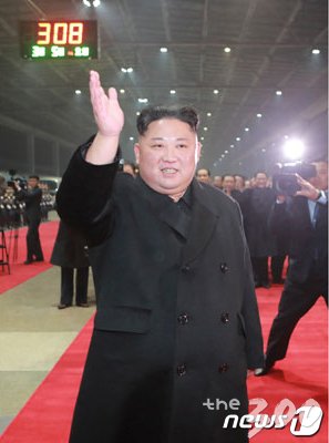 북미정상회담 및 4박 5일간의 베트남 방문 일정을 마친 김정은 북한 국무위원장이 5일 새벽 평양에 도착해 손을 흔드는 모습을 노동신문이 보도했다. (노동신문) 2019.3.5/뉴스1  <저작권자 © 뉴스1코리아, 무단전재 및 재배포 금지>