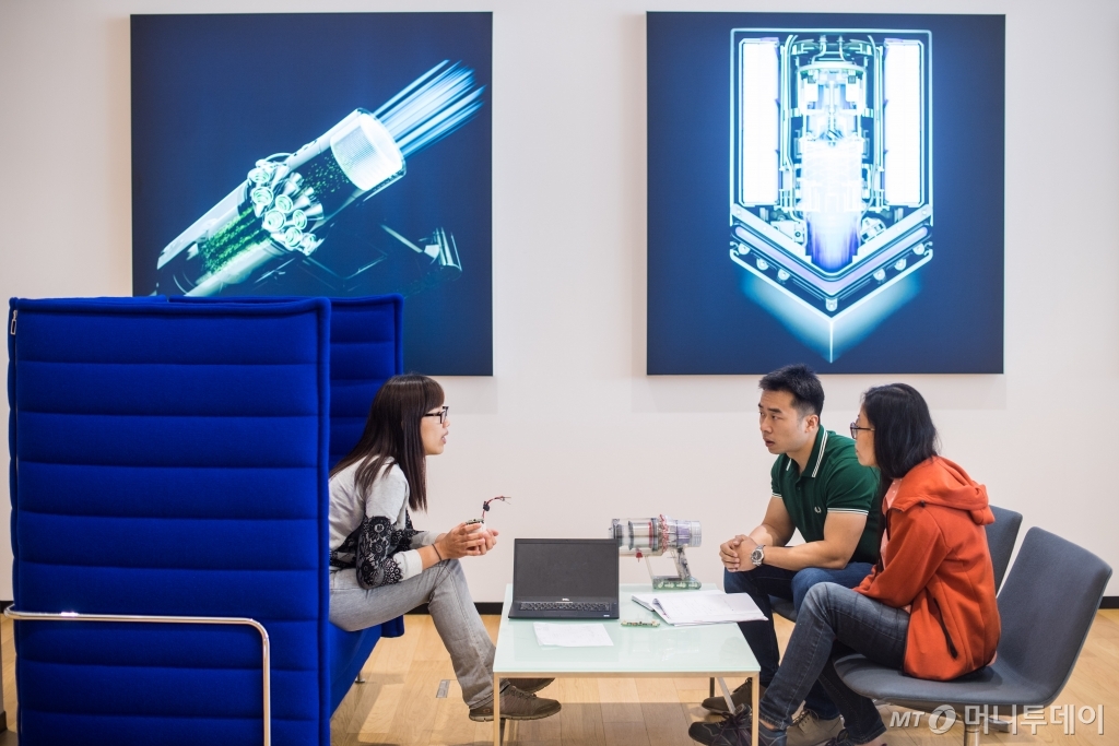 다이슨 말레이시아 개발센터에서 엔지니어들의 회의를 하고 있는 모습/사진제공=다이슨