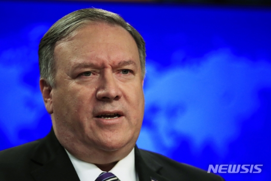 【뉴욕=AP/뉴시스】마이크 폼페이오 미 국무장관이 27~28일 베트남 하노이에서 열리는 제2차 북미회담 관련 "북한 비핵화 논의에 진전이 있을 것"이라며, 한반도 평화는 물론 북한의 밝은 미래를 도모할 수 있다고 밝혔다.  폼페이오 장관은 21일(현지시간) 미 NBC 뉴스와의 인터뷰에서 이같이 말했다.   사진은 지난 1월25일 미 국무부에서 연설하는 폼페이오 장관. 2019.02.22.  <저작권자ⓒ 공감언론 뉴시스통신사. 무단전재-재배포 금지.>