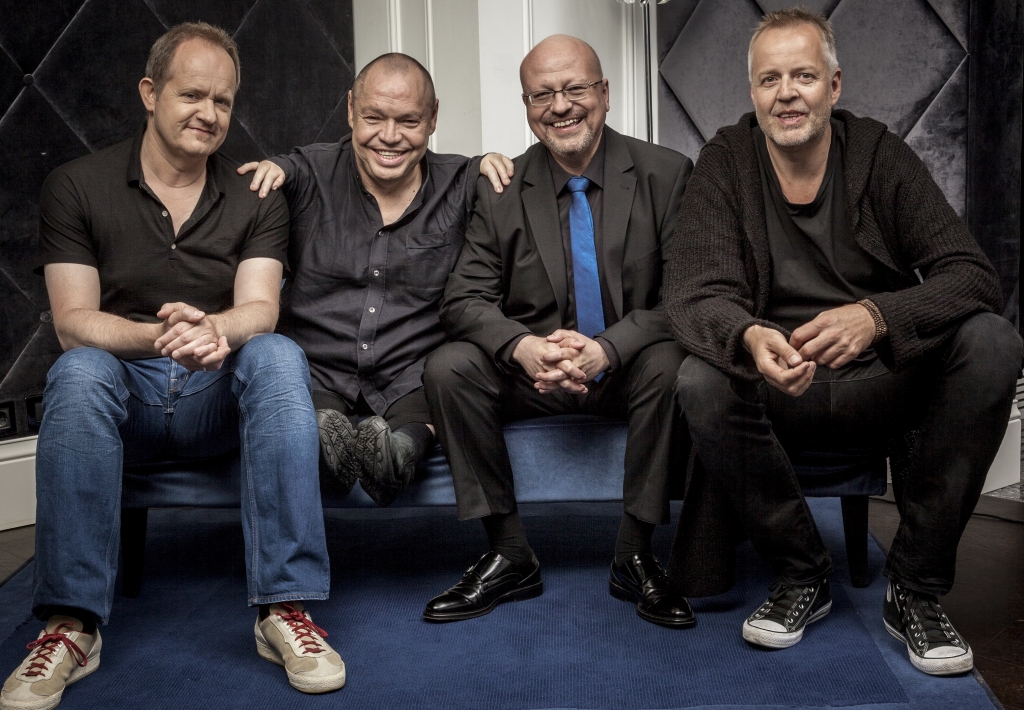 키 130cm, 어깨에 닿을 듯한 손 등 선천 기형으로 태어난 세계적인 바리톤 토마스 크바스토프(왼쪽 두번째). 그는 지난해 재즈 음반을 내고 올해 재즈로 첫 내한무대에 오른다. /사진제공=LG아트센터