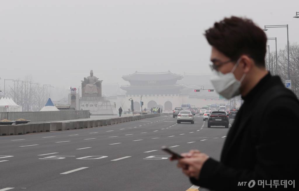 수도권 지역 미세먼지 비상저감조치가 닷새 째 이어지고 있는 5일 오전 서울 광화문 네거리 인근에서 시민들이 출근길 발걸음을 옮기고 있다./사진=김휘선 기자